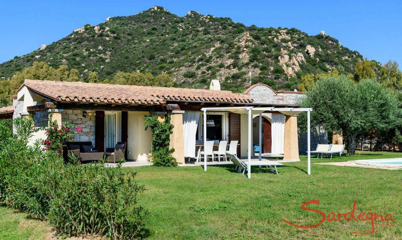 Villa Campidano 21 | Garten, Haus und Berge im Hintergrund Villa Campidano 21 mit Garten und Bergen