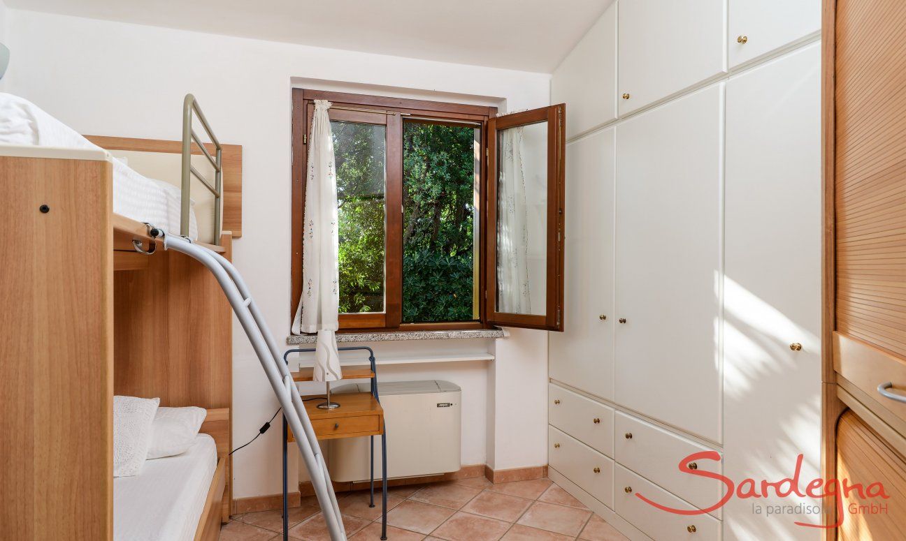 Villa Zoello 10 | Schlafzimmer 2 mit viel Stauraum und einem Hochbett Schlafzimmer 2 mit großem Stauraum