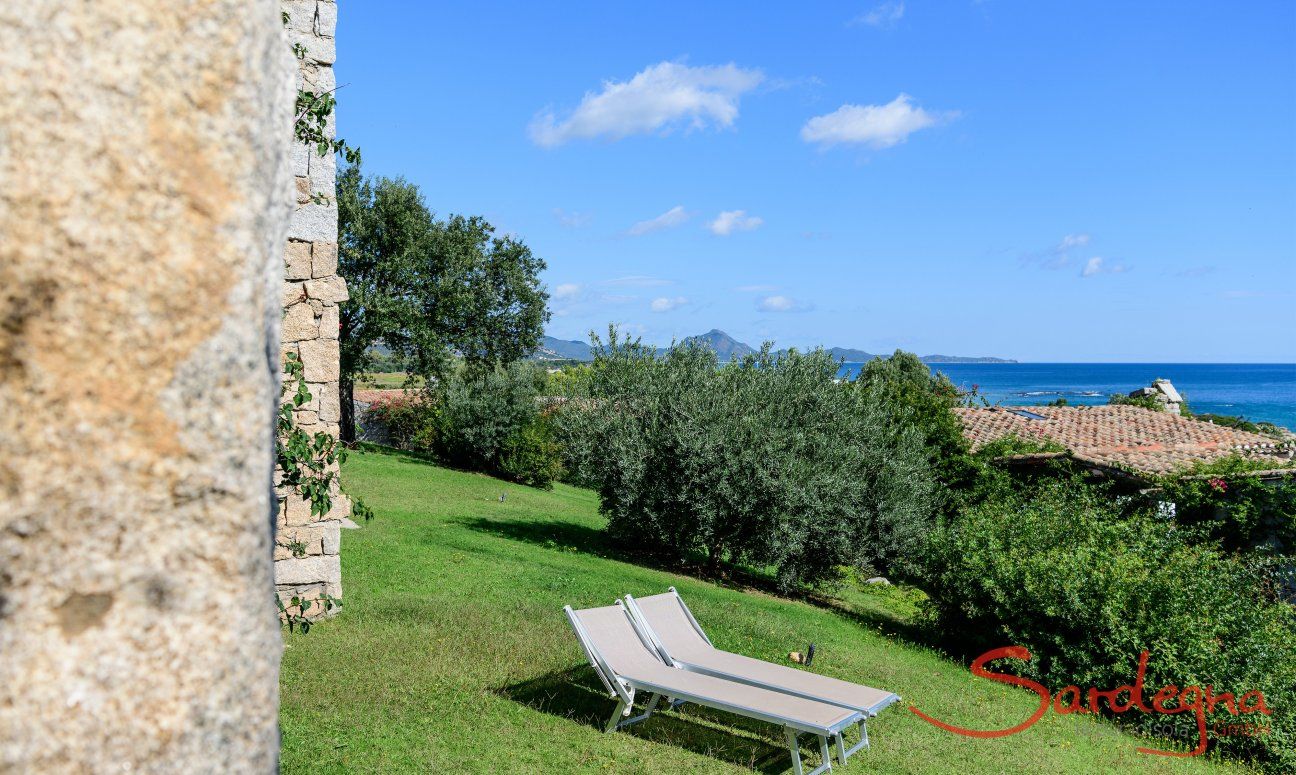 Gepflegter Garten mit Meerblick