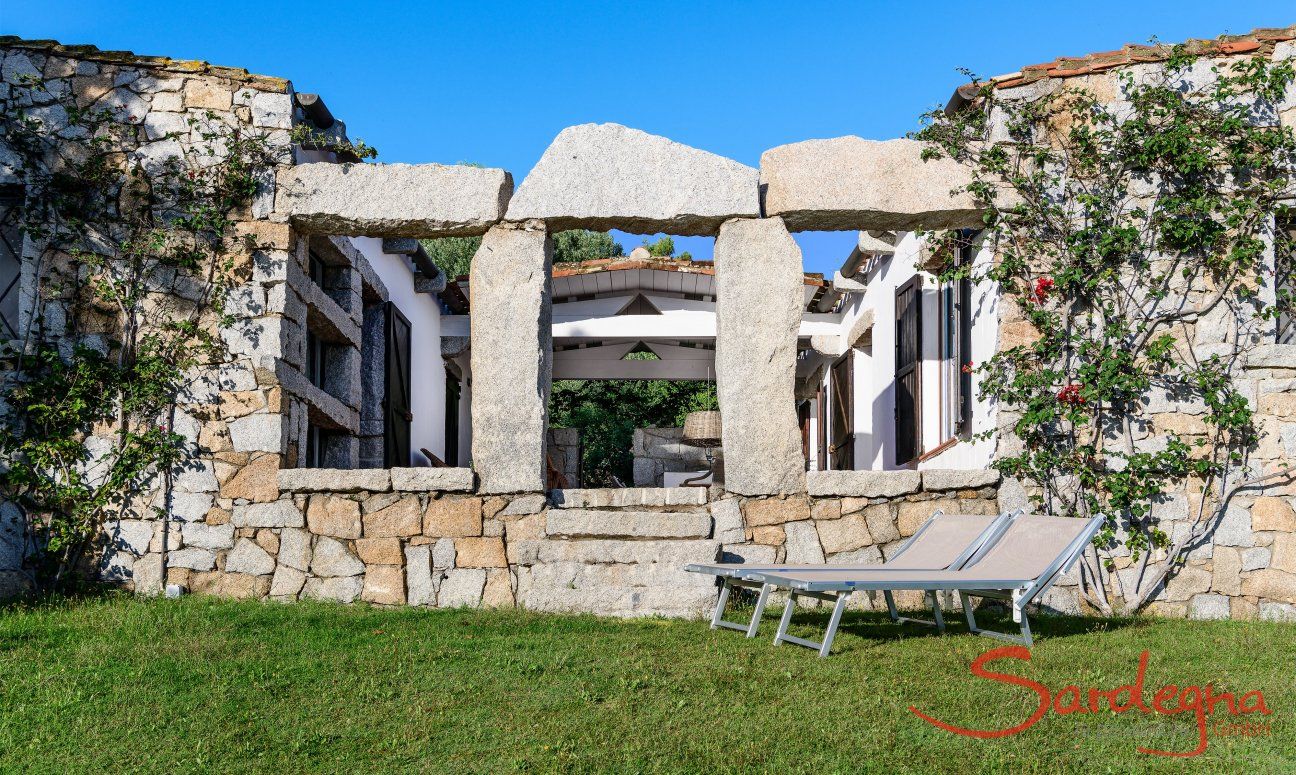 Casa 15 | Traumhaus aus lokalem Granit Casa 15 mit Granittor