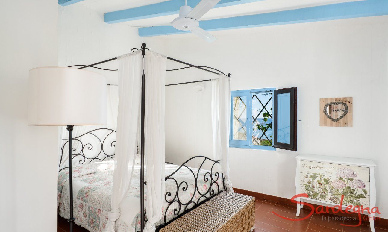 Schlafzimmer 1 mit einem schmiedeisernen Himmelbett 