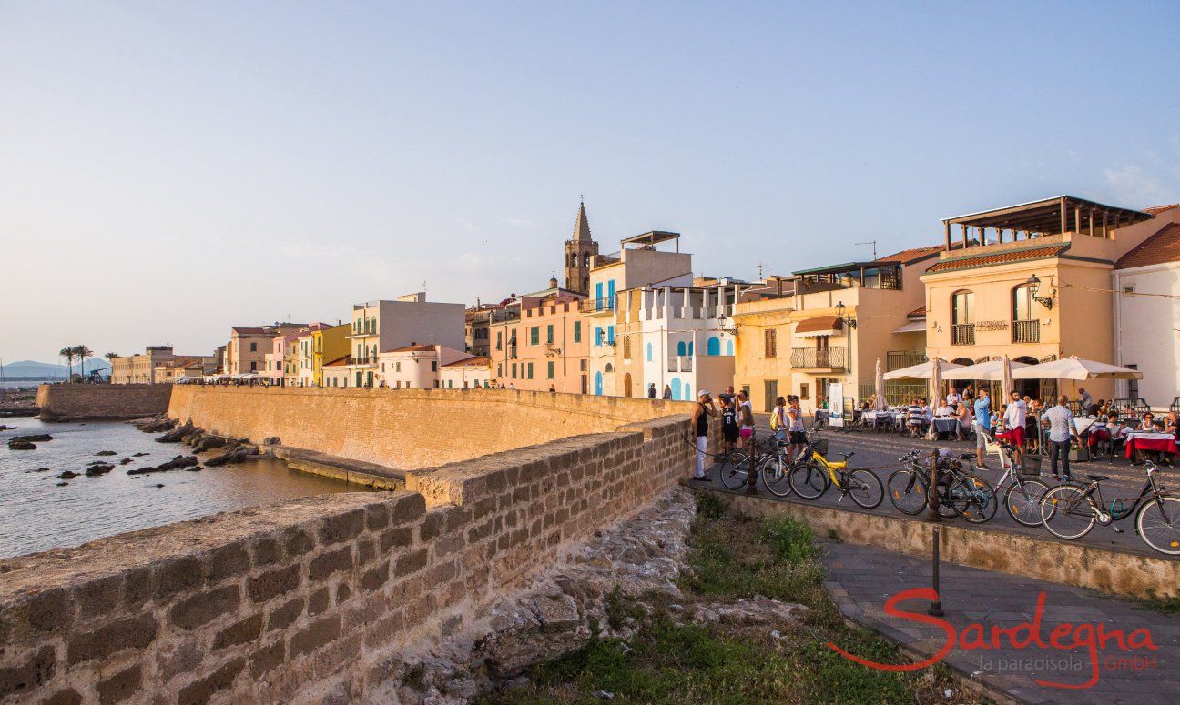 Die Stadtmauer und erste Häuserreihe von Alghero grenzen direkt ans Meer