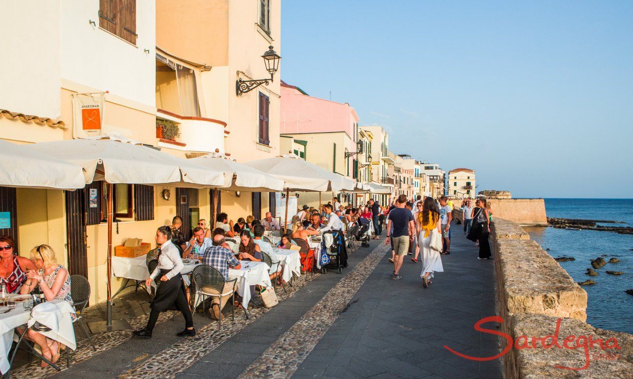 Romantische Uferpromenade von Alghero mit Restaurants mit Meerblick