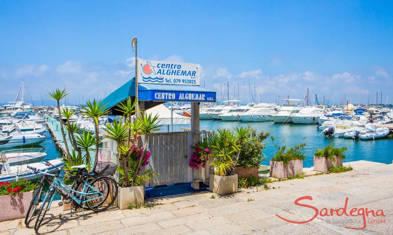 Zugang zeinem der Bootsanlegestege für Motorboote des Hafens von Alghero