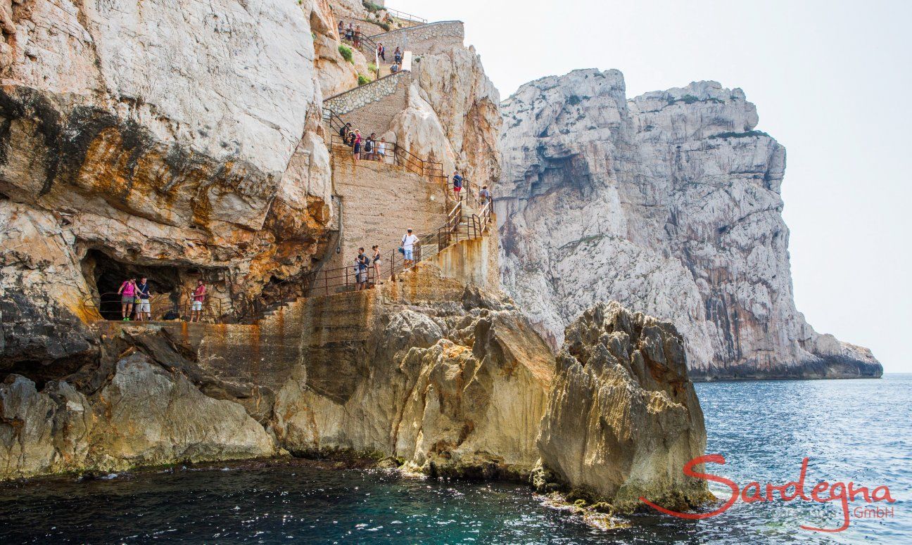 Treppe und Eingang zur "Grotte di Nettuno" bei Alghero