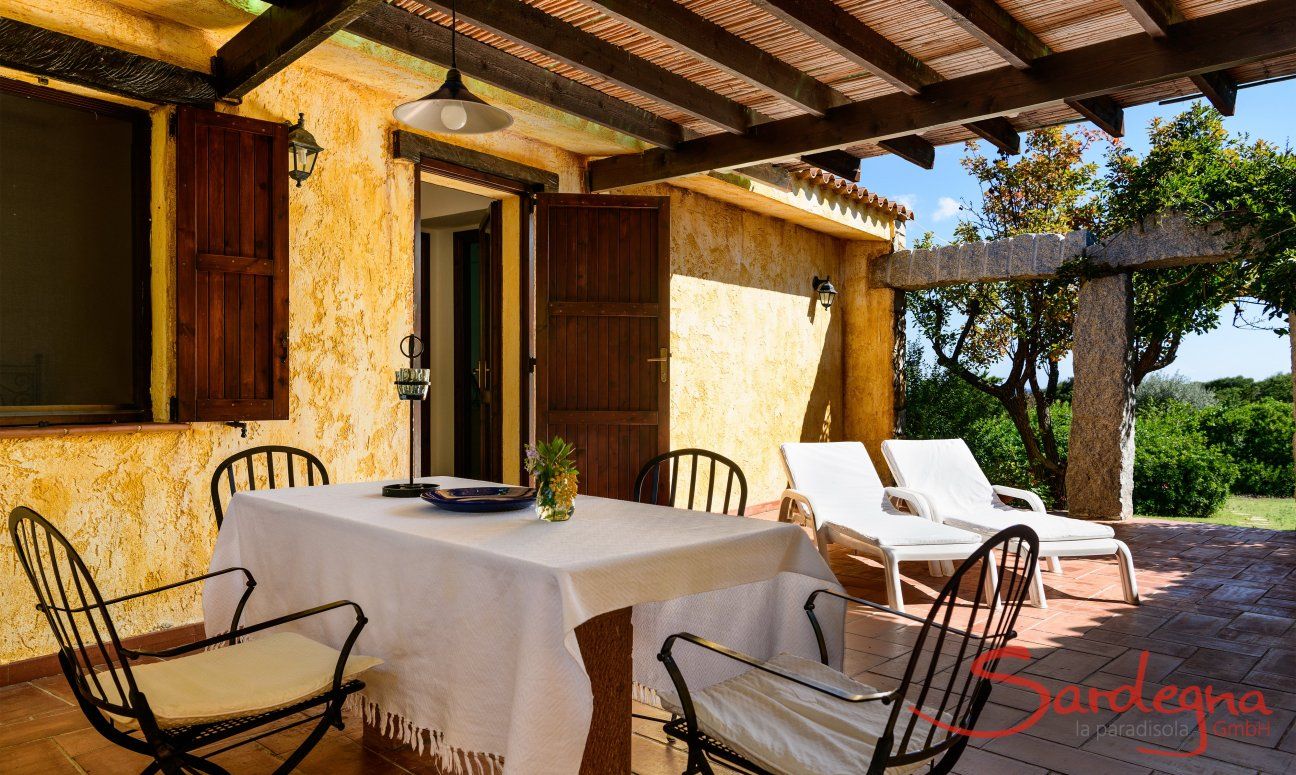 Casa Meloni 2 | Terrasse mit Essbereich und Sonnenliegen Terrasse mit Essbereich und Sonnenliegen Meloni 2 in Sant Elmo