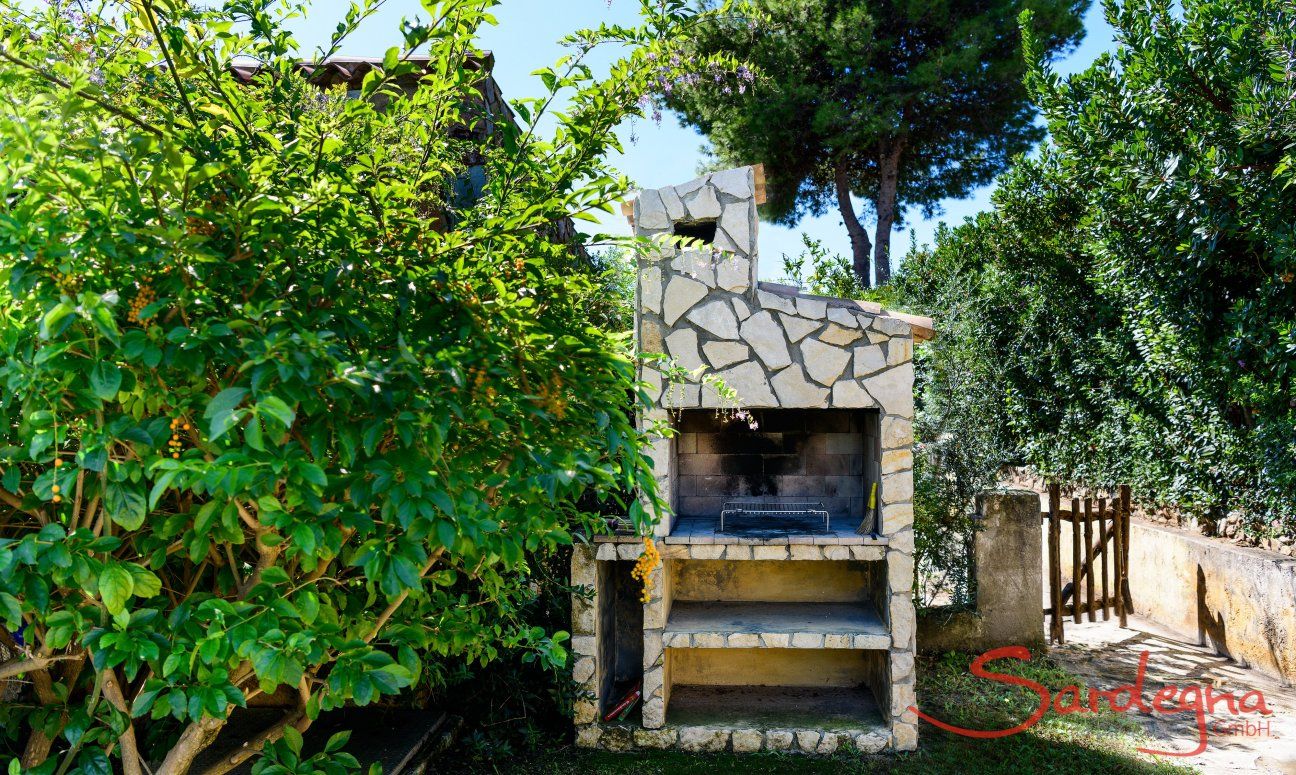 Casa Meloni 2 | Gemauerter BBQ-Bereich im Garten Gemauerter BBQ-Bereich im Garten Meloni 2 in Sant Elmo