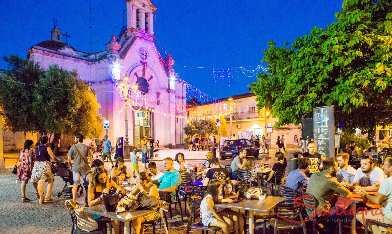 Belebter Dorfplatz im Sommer in Pula