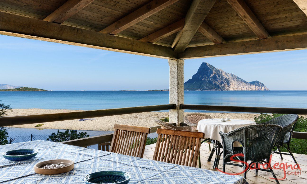 Terrasse mit Blick aufs Meer und die Insel Tavolara