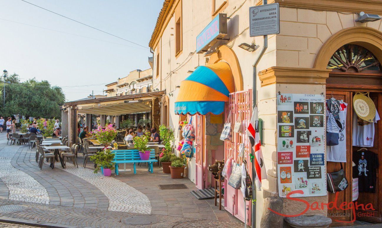 Zentrum "Piazza del Popolo" mit Souvenirgeschäft