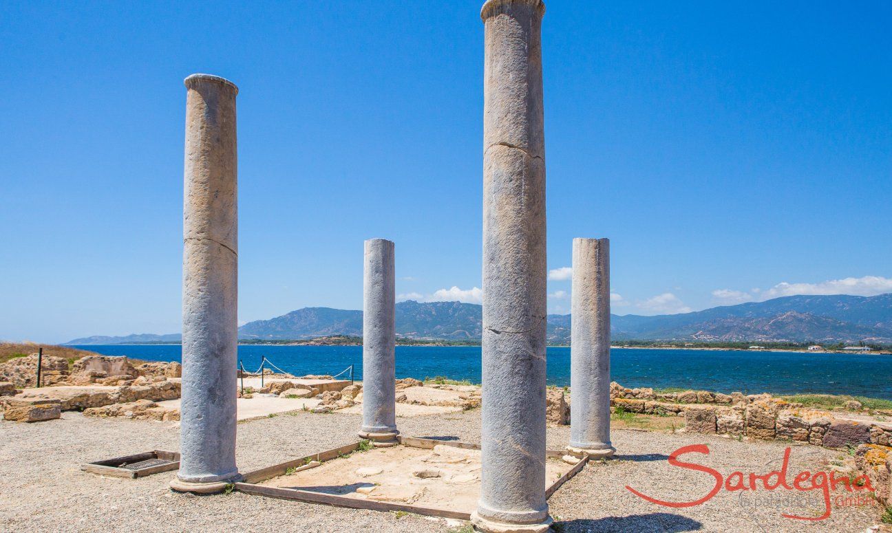 Römische Säulen und Mosaiken in der Ausgrabungsstätte Nora