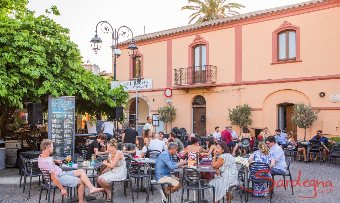 Villa Ulivi 27 | Gut besuchte Bartische unter freiem Himmel vor einem typischen Haus in Pula Gut besuchte Bartische unter freiem Himmel vor einem typischen Haus in Pula