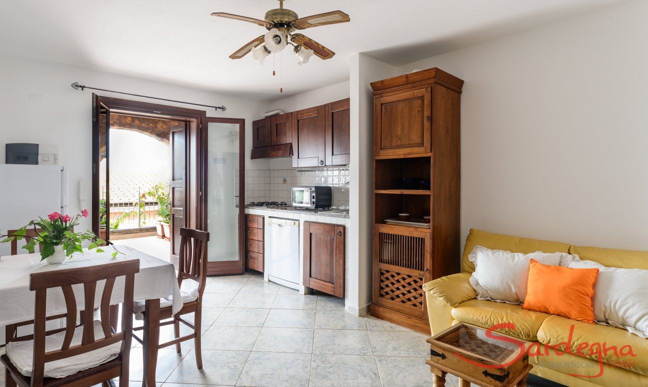 Apartment Castededdu 3 | Wohnbereich mit Essplatz, Sofaecke und Küchenzeile Wohnbereich mit Essplatz, Sofaecke und Küchenzeile