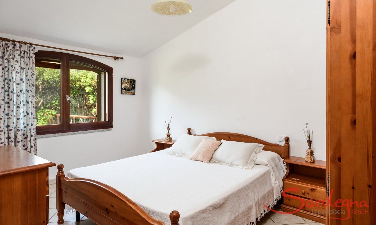 Villa Le Ginestre 1 | Schlafzimmer 2 mit Doppelbett unten Schlafzimmer 2 mit Doppelbett und Fenster mit Gartenblick