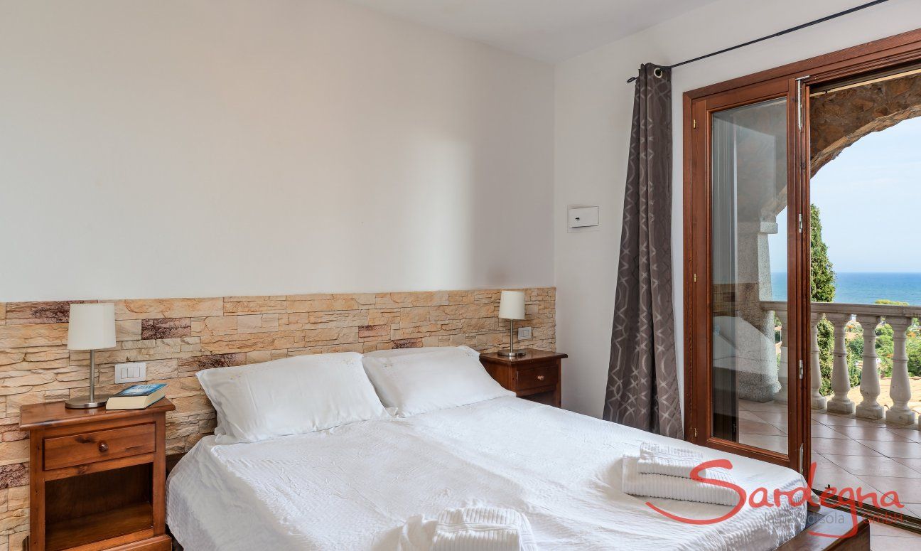 Apartment Castededdu 2 | Schlafzimmer 1 mit Meerblick und Terrassenzugang Schlafzimmer 1 mit Meerblick und Terrassenzugang