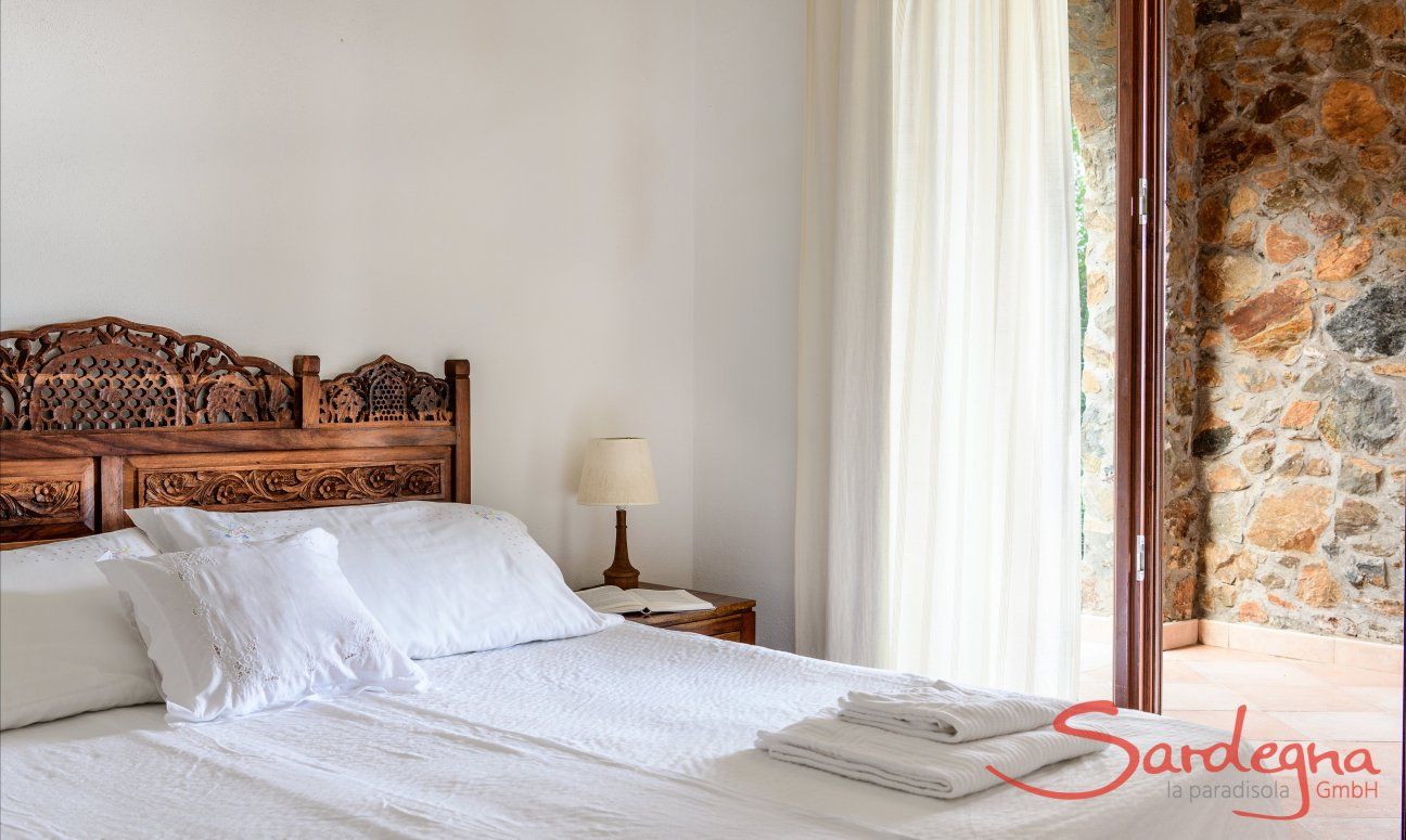 Apartment Castededdu 2 | Schlafzimmer 2 mit Doppelbett und Terrassenzugang Schlafzimmer 2 mit Doppelbett und Terrassenzugang