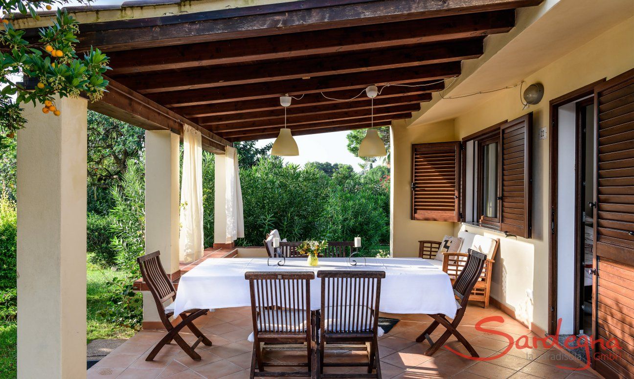 Villa Leonilde | Überdachte Terrasse mit großem Essbereich Überdachte Terrasse mit großem Essbereich