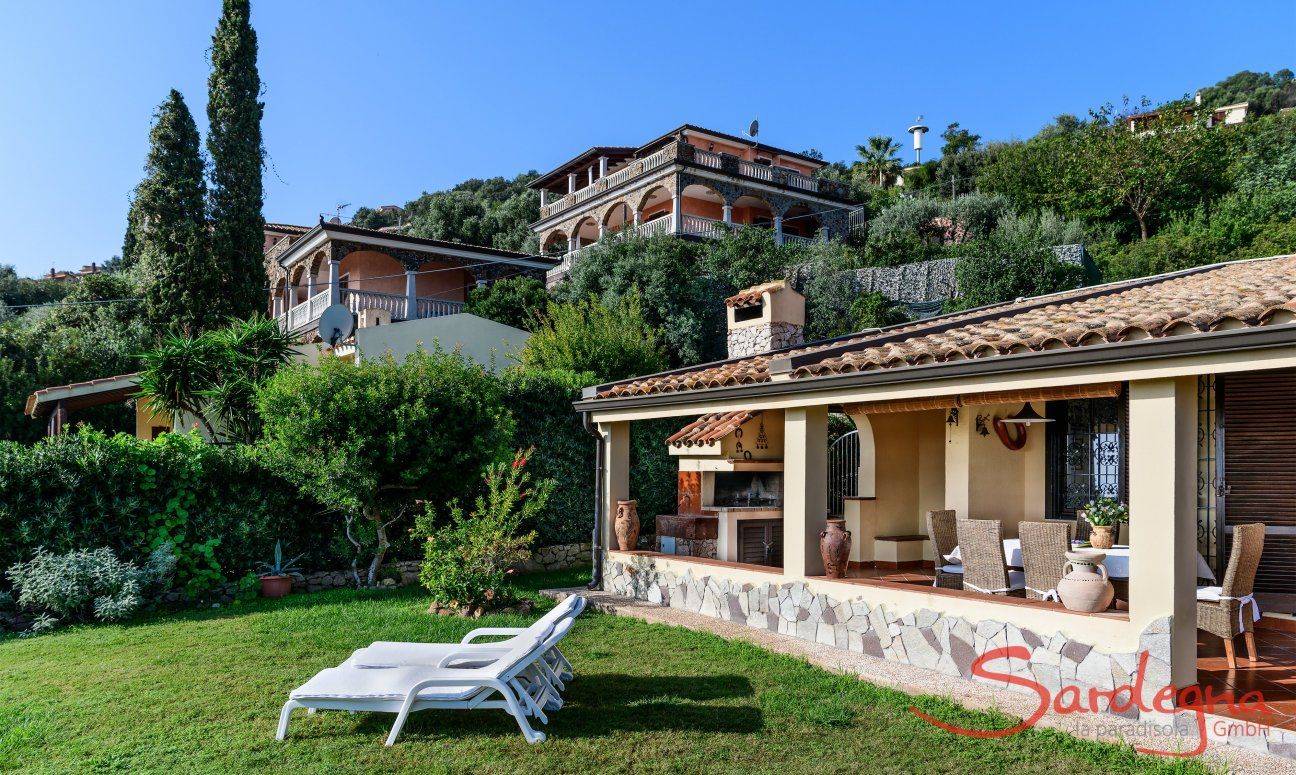 Villa Monica | Garten, Terrasse und Blick zum Hang Garten und Blick zum Hang
