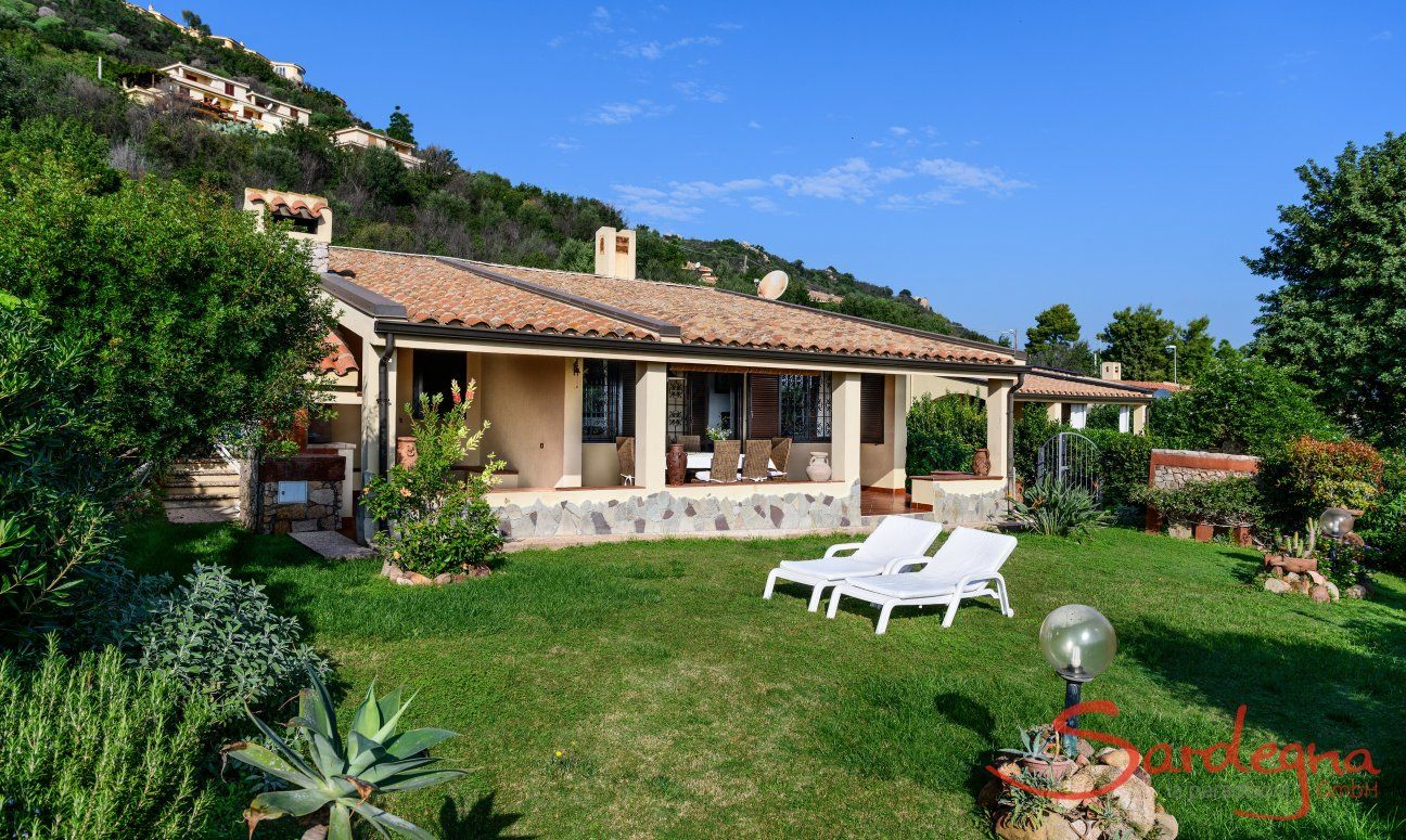 Villa Monica | Gepflegter Garten und Hausansicht Gepflegter Garten und Hausansicht