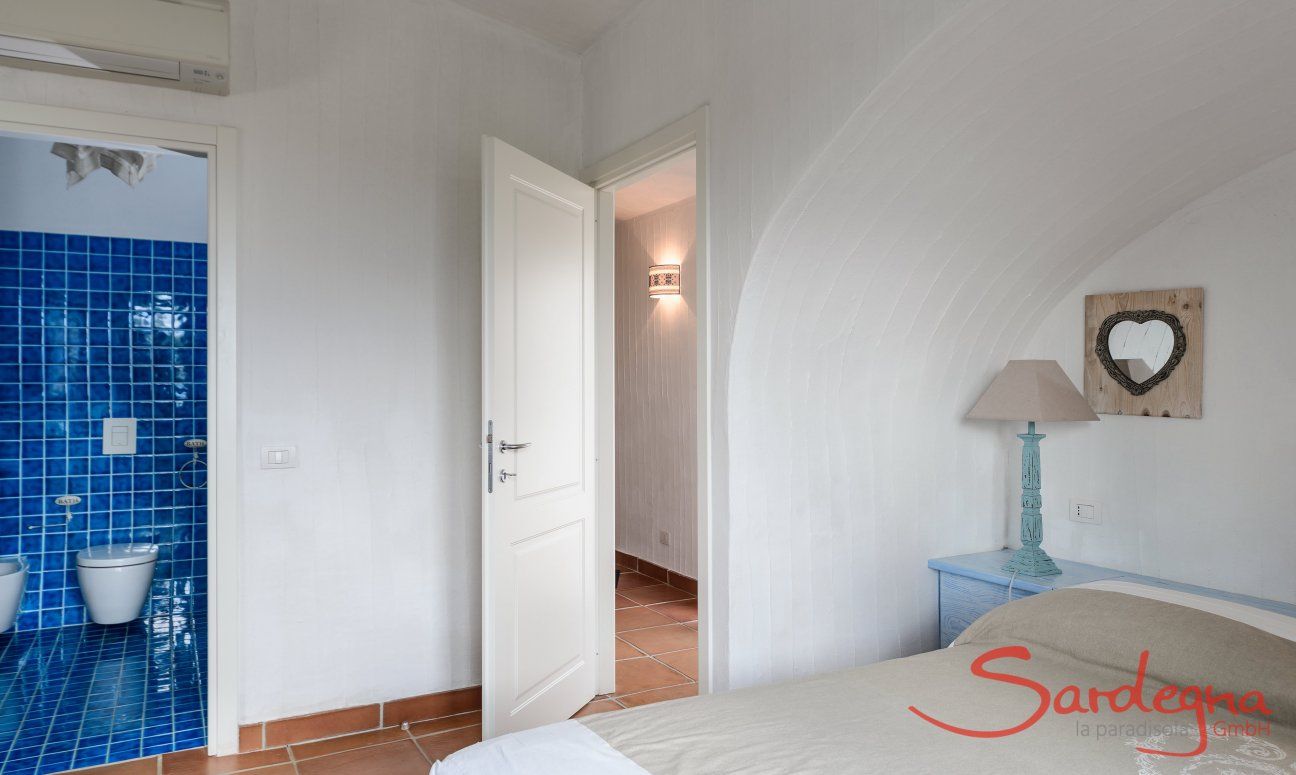 Einganstür und Blick ins private Bad vom Schlafzimmer 1, Li Conchi 29