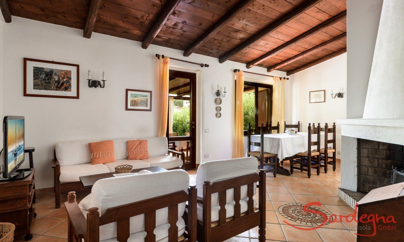 Villa Giangaleazzo | Heller Wohn-und Essbereich mit schöner Sitzecke am Kamin Heller Wohn-und Essbereich