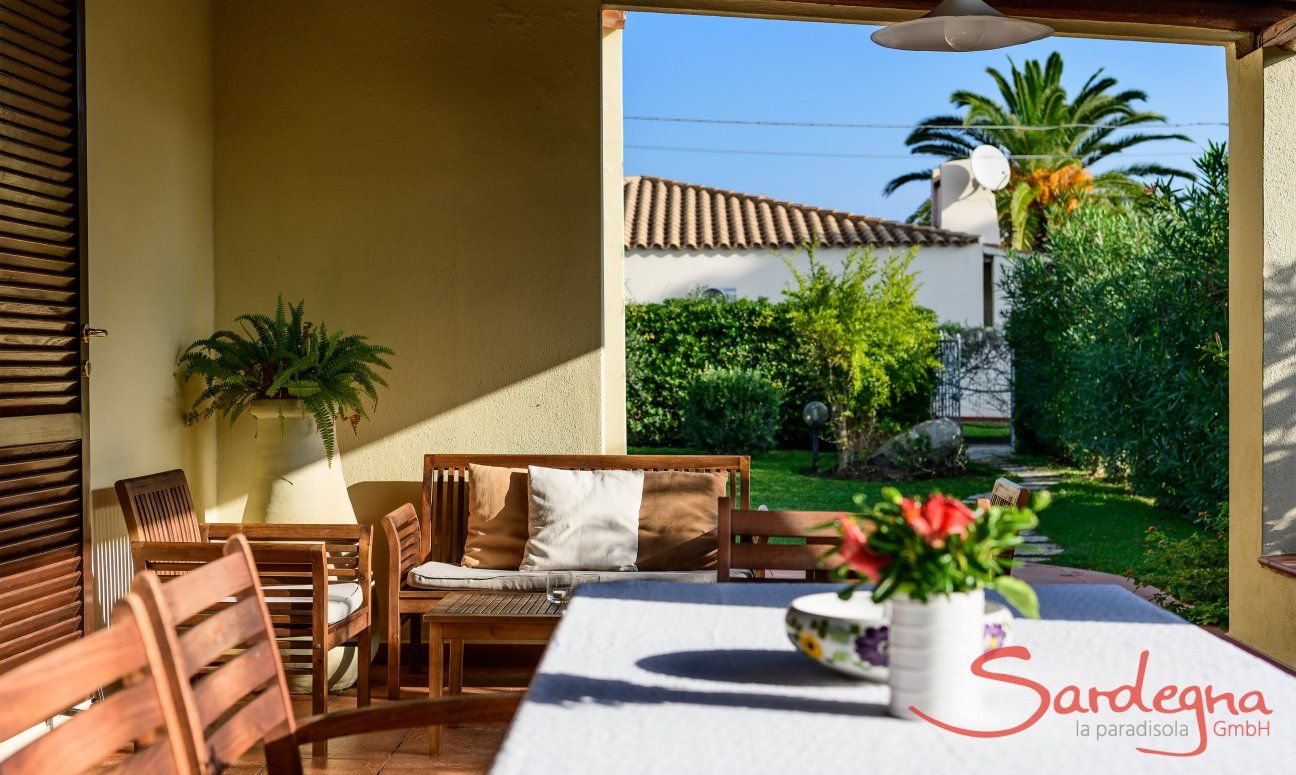 Villa Giangaleazzo | Terrasse mit Essplatz mit Blick in den Garten Terrasse mit Essplatz mit Blick in den Garten