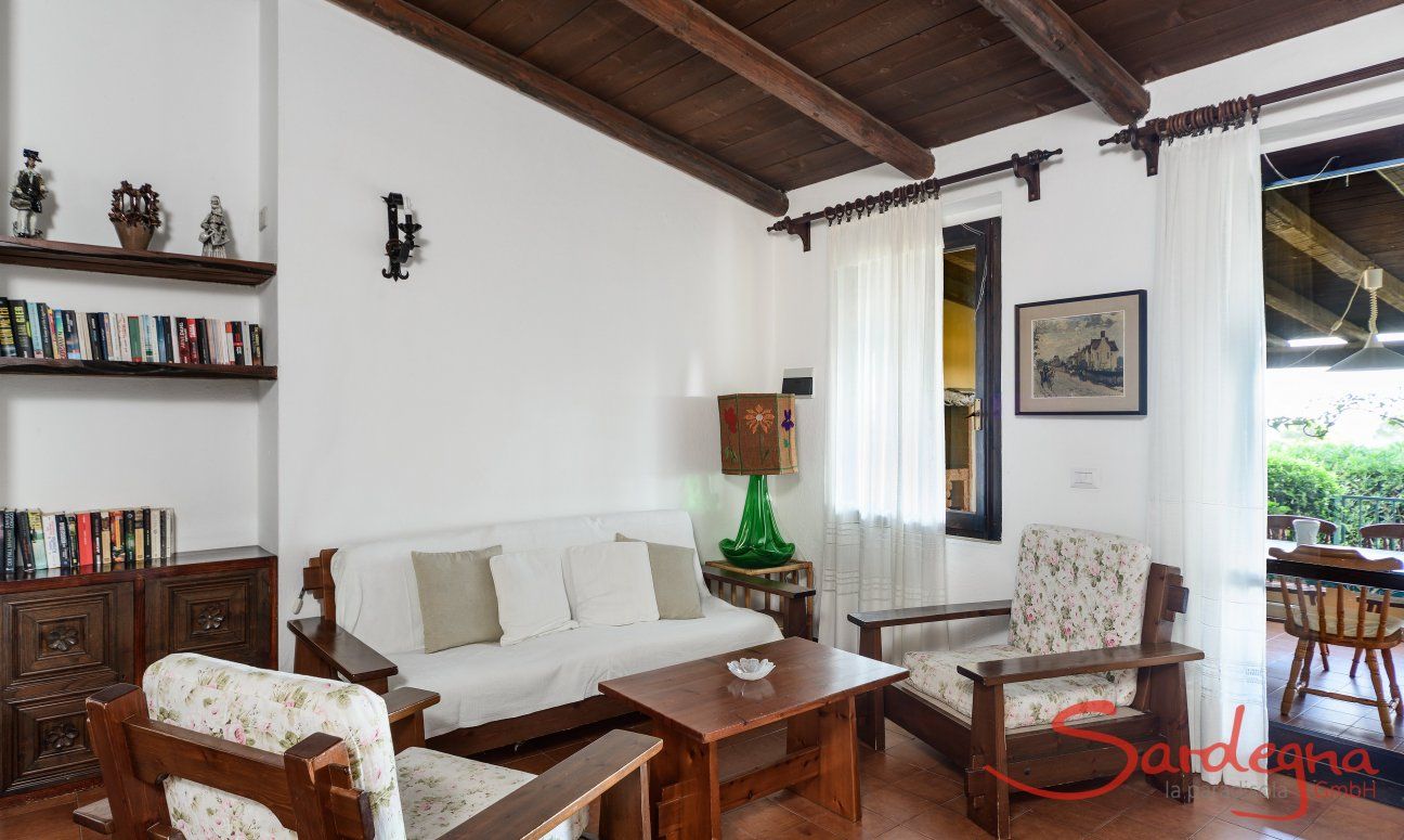 Villa Lentischio | Sitzecke im Wohnzimmer mit Gartenzugang Sitzecke im Wohnzimmer mit Gartenzugang