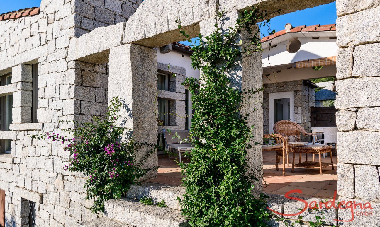 Terrasse mit Bougainville