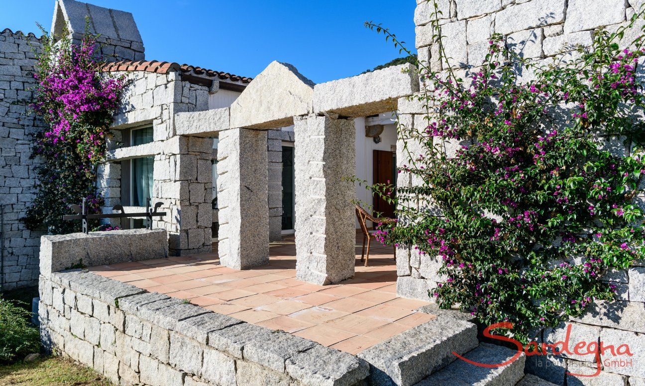 Li Conchi 30 | Eingang durch Granitbögen auf der Terrasse Ferienhaus S.Elmo - sardische Architektur