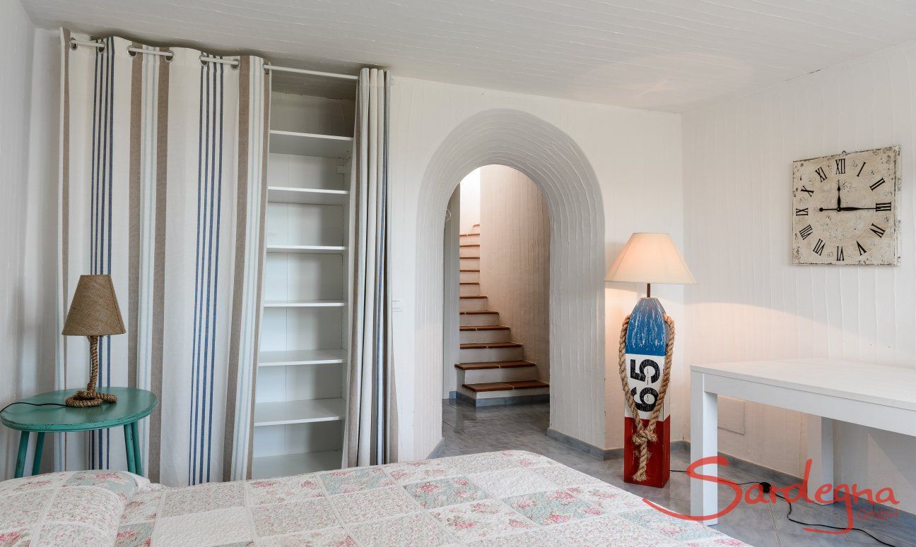 Li Conchi 21 | Schlafzimmer 3 UG mit Treppe nach oben Schlafzimmer 3 UG