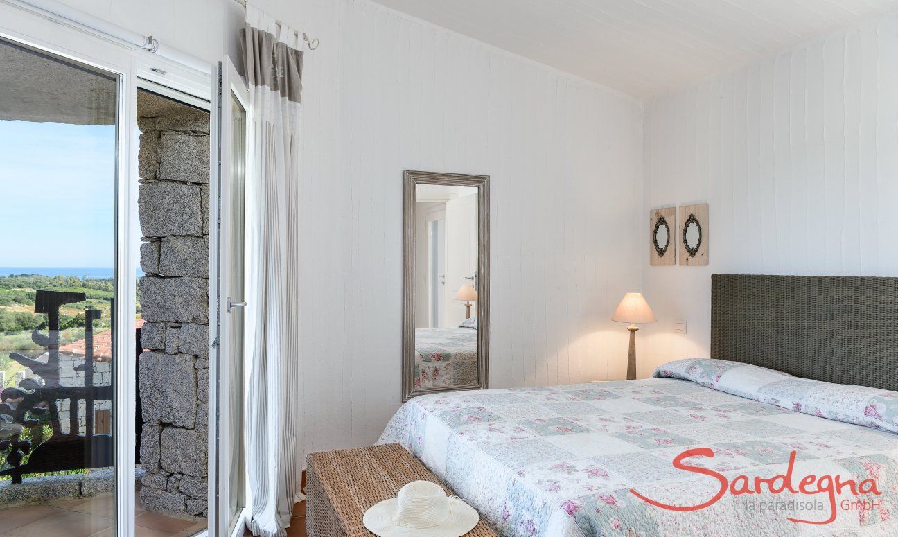 Li Conchi 21 | Schlafzimmer 1 mit Doppelbett und Meerblick Schlafzimmer 1 mit Doppelbett