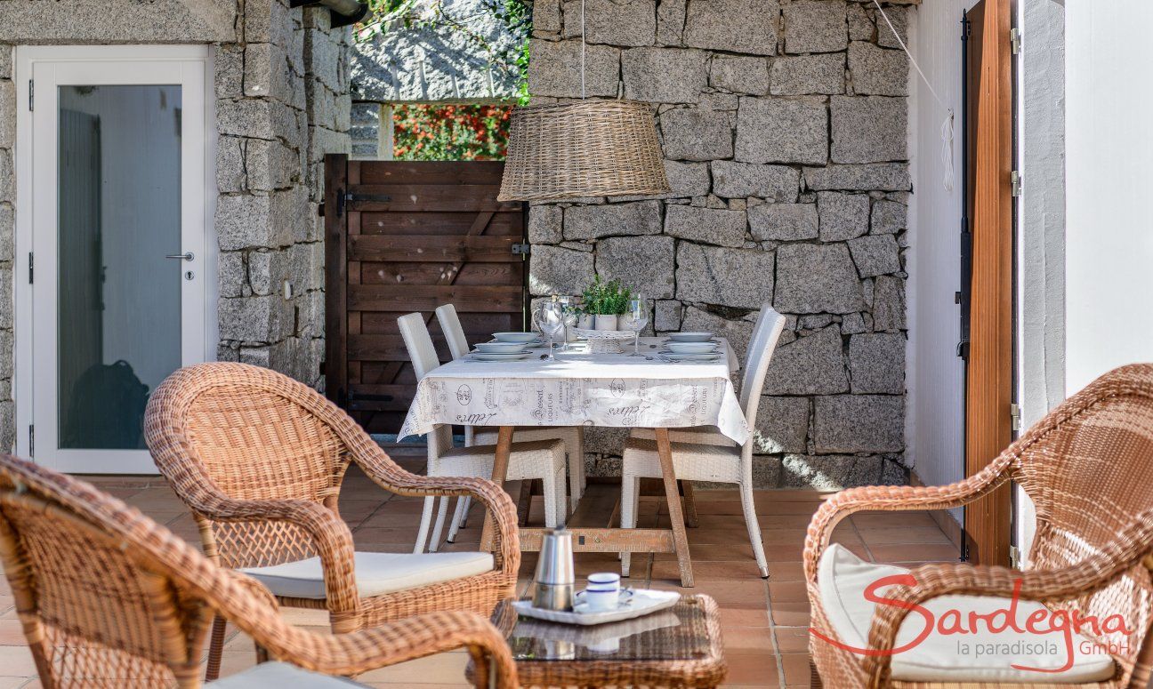 Li Conchi 28 | Die Terrasse mit Sofa und Esstisch wird zum Wohnzimmer im Freien Sofa im Freien