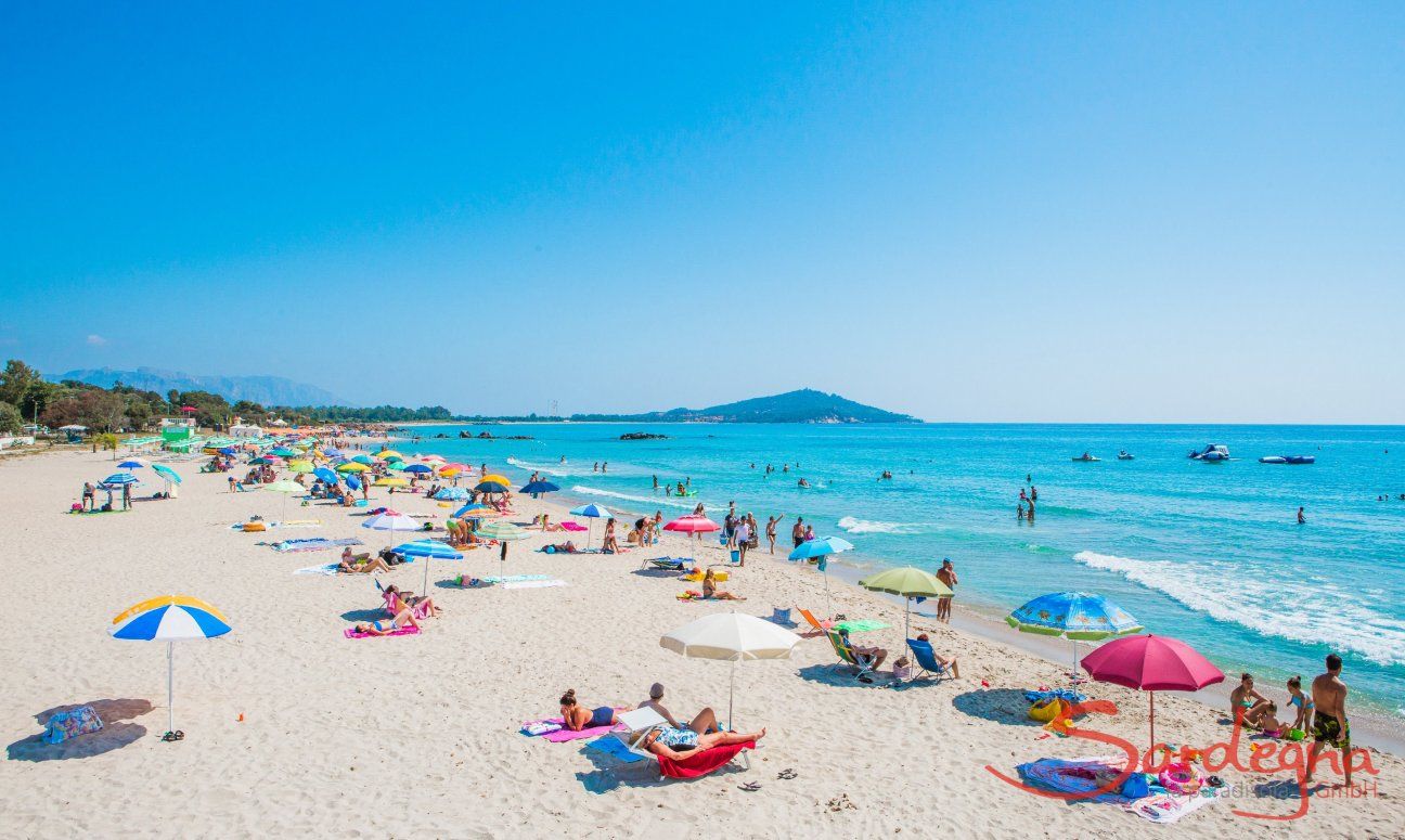 Mäßig besuchter Strand von Orri im Sommer