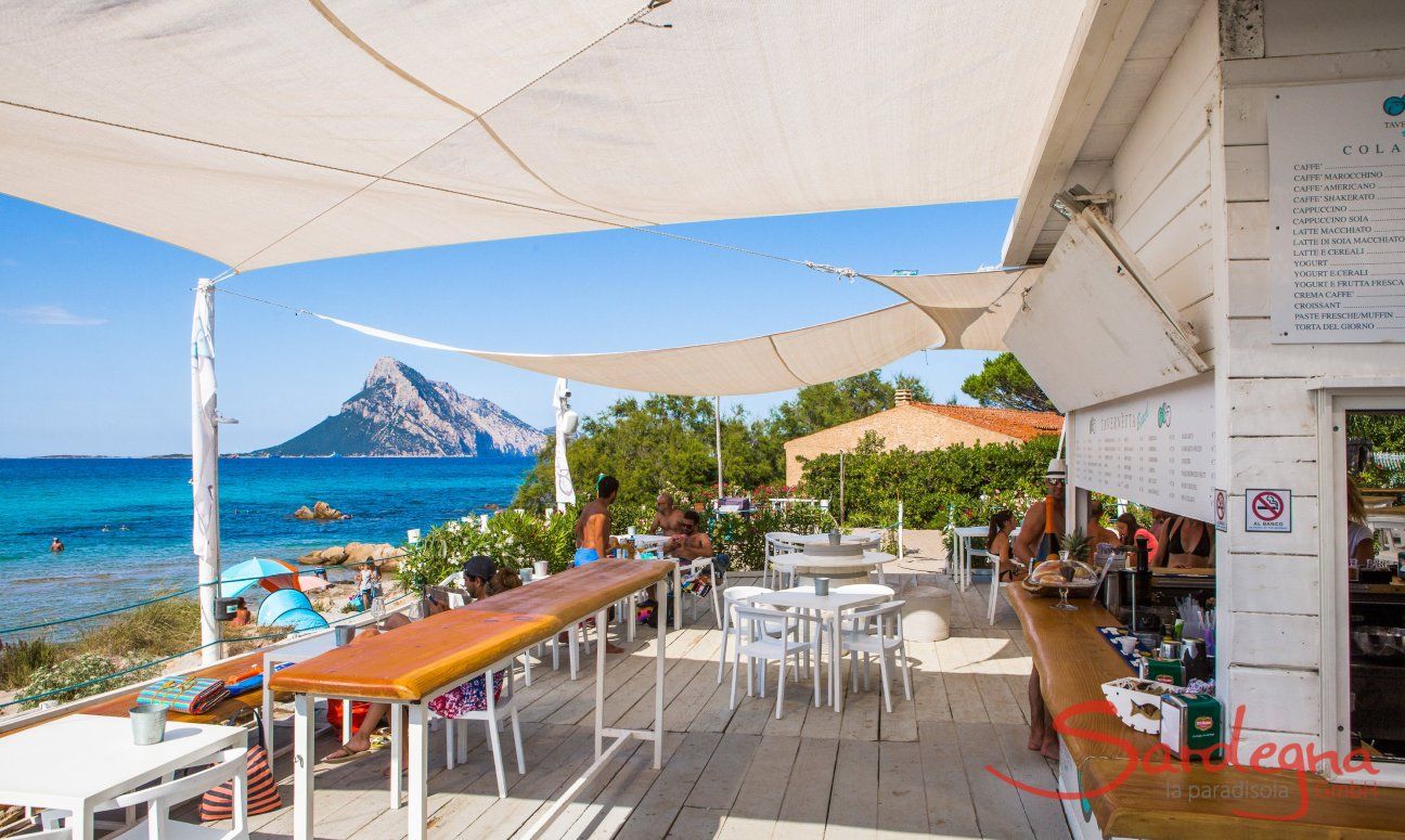 Restaurant La Tavernetta direkt am Strand von Porto Taverna