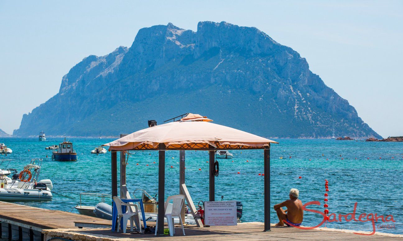 Bootsverleih am Kai von Porto San Paolo mit Blick auf die Insel Tavolara