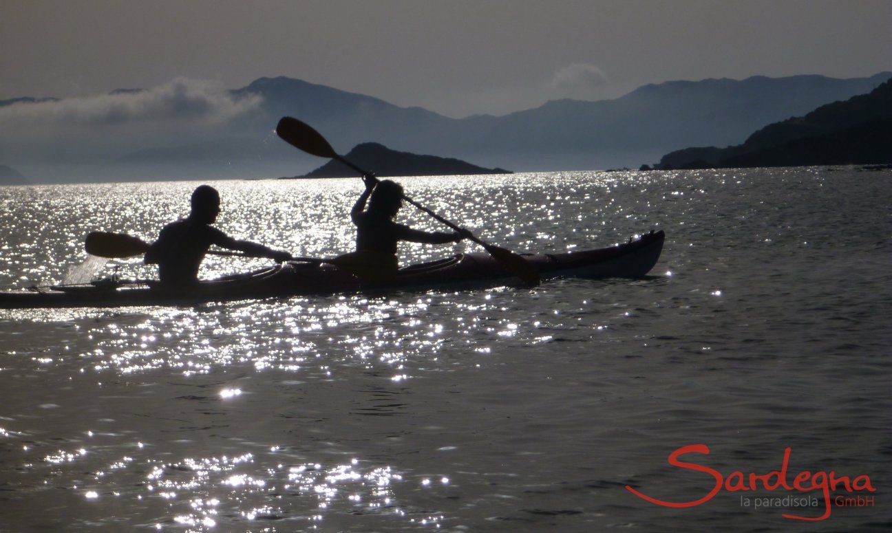 Kayak im Abendlicht der Südküste