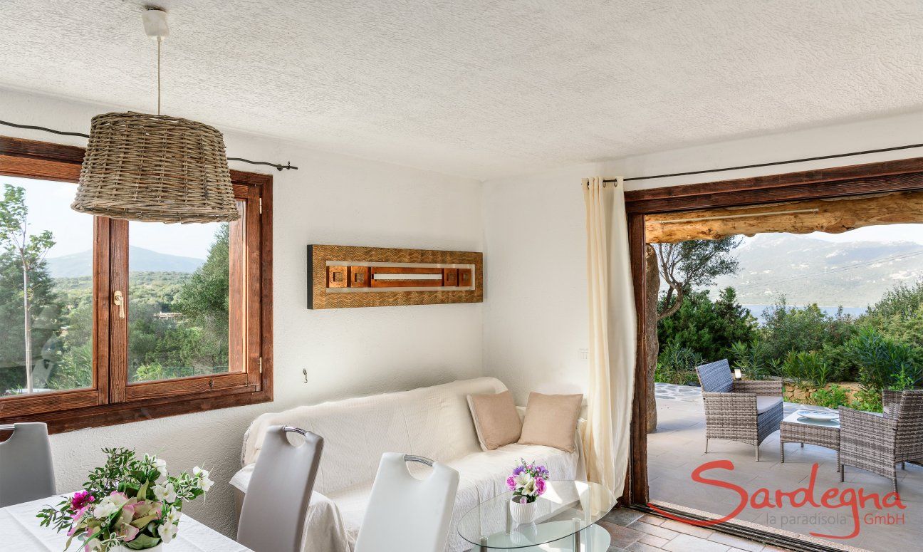 Villa Oleandro | Sofa vor der großen Fenstertür zur Terrasse Sofa vor der großen Fenstertür zur Terrasse