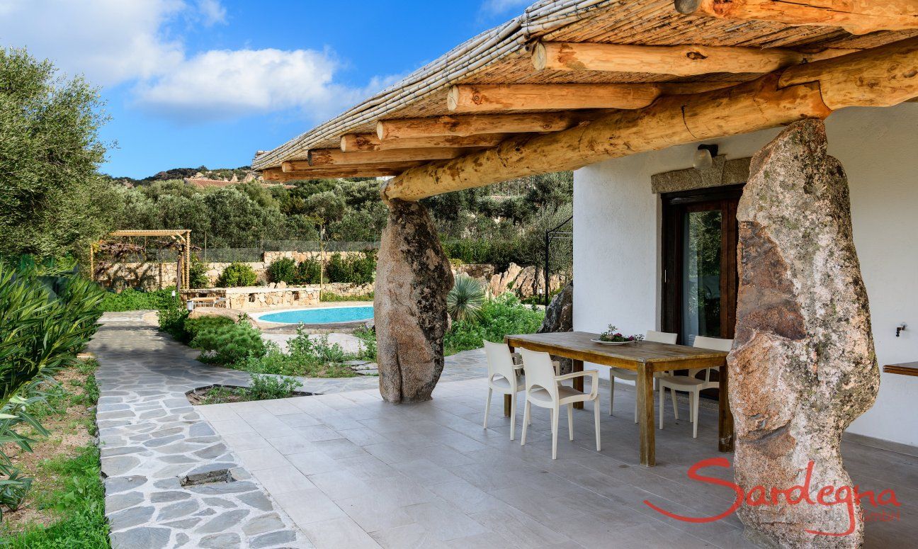 Villa Oleandro | Terrasse mit Bambusverkleidetem Dach auf Granitsäulen und Blick auf den Pool und die Berge Terrasse mit Bambusverkleidetem Dach auf Granitsäulen und Blick auf den Pool und die Berge