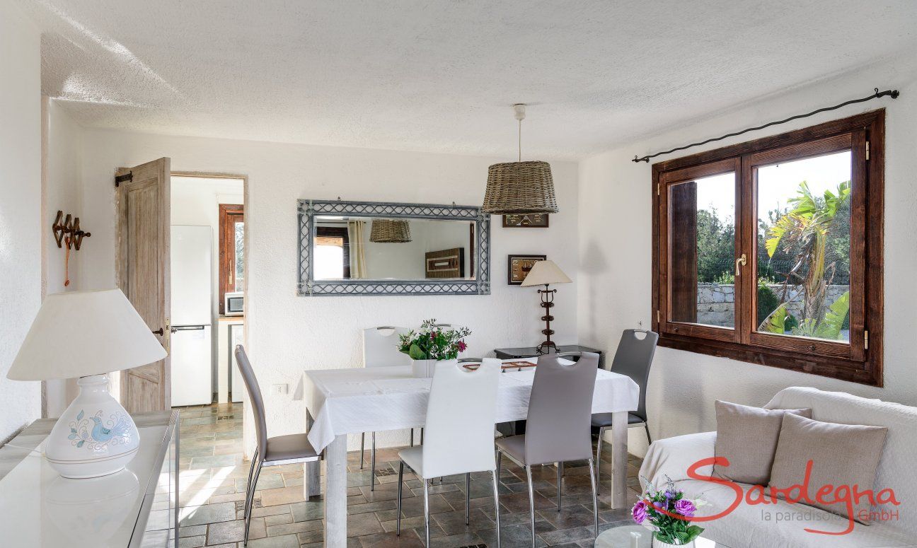 Villa Oleandro | Wohnzimmer mit Esstisch und Tür zur Küche Wohnzimmer mit Esstisch und Tür zur Küche