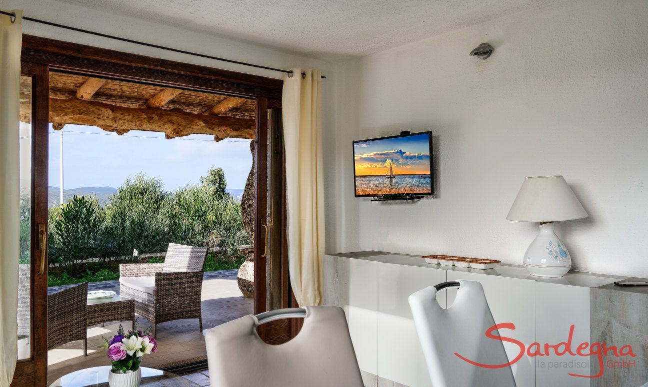 Villa Oleandro | Wohnzimmer mit großer Fenstertür zur Terrasse Wohnzimmer mit großer Fenstertür zur Terrasse