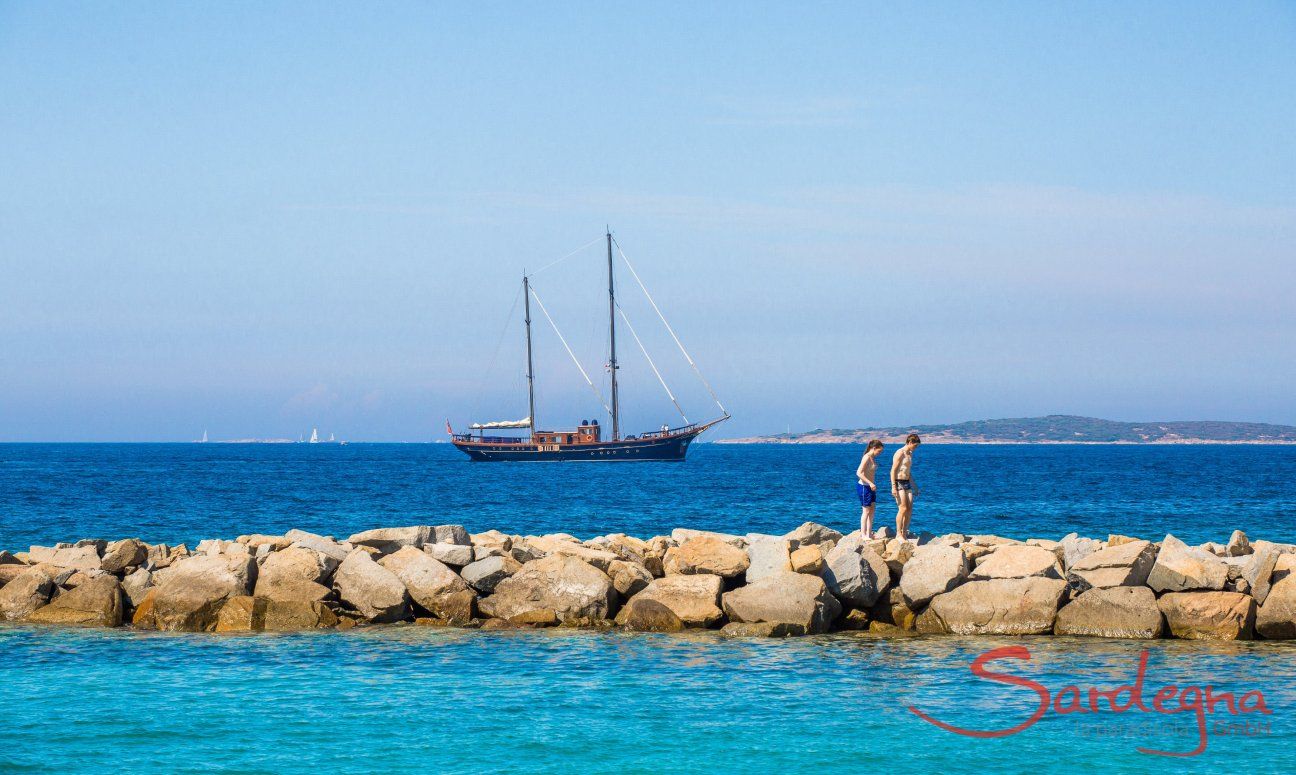 Schooner mit zwei Masten in der Bucht vor Porto Rotondo