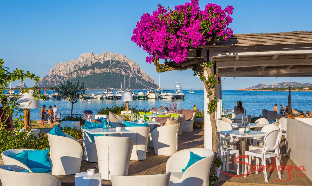 Strand Restaurant in Porto San Paolo,  im Hintergund Boote und die Insel Tavolara