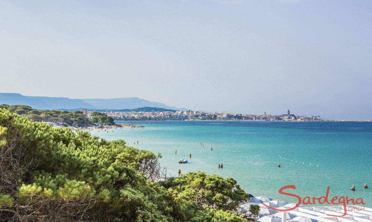 Strand von Maria Pia mit Blick auf Alghero am Horizont