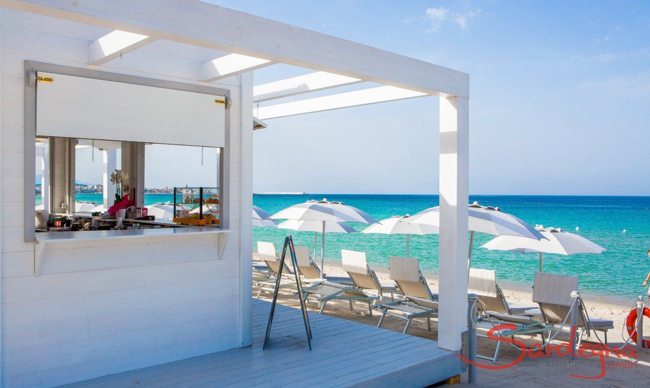 Elegante Strandbar am Strand von Maria Pia Alghero