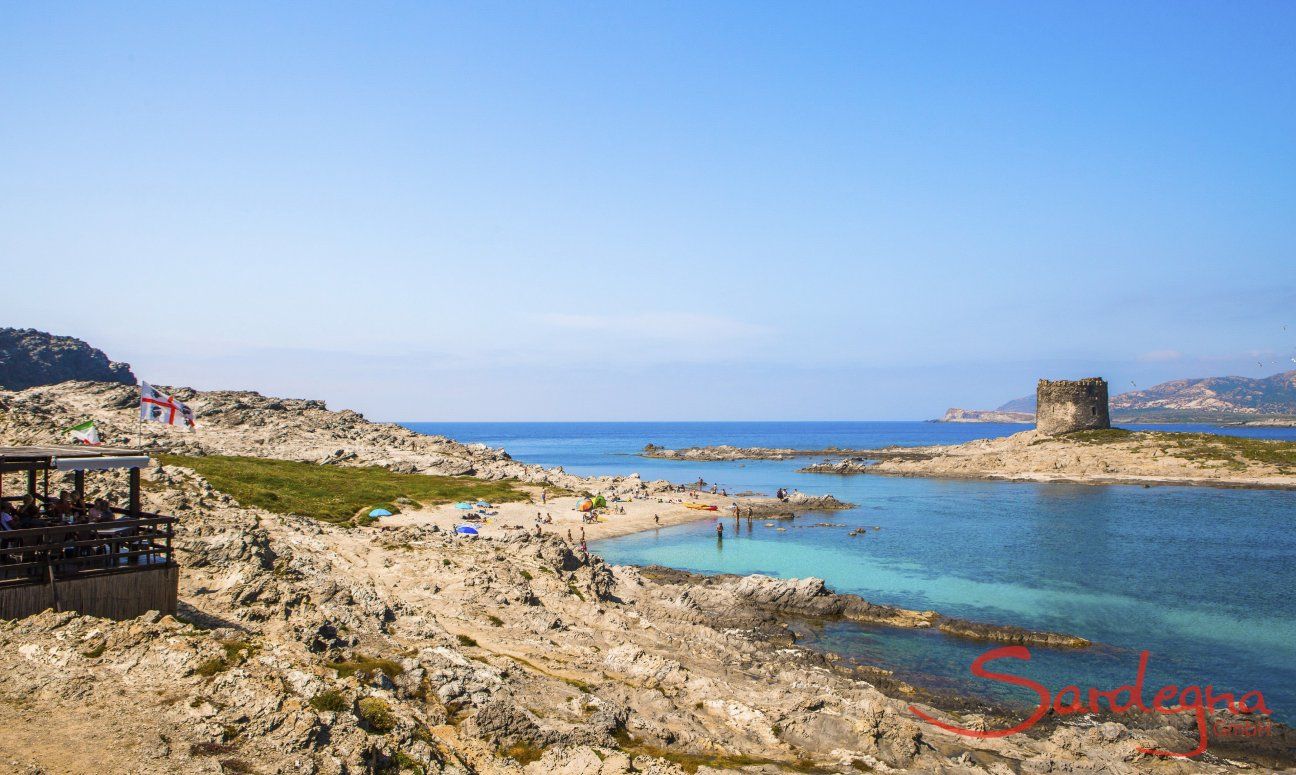 Blick vom Ufer auf den spanischen Wachturm von La Pelosa Stintino