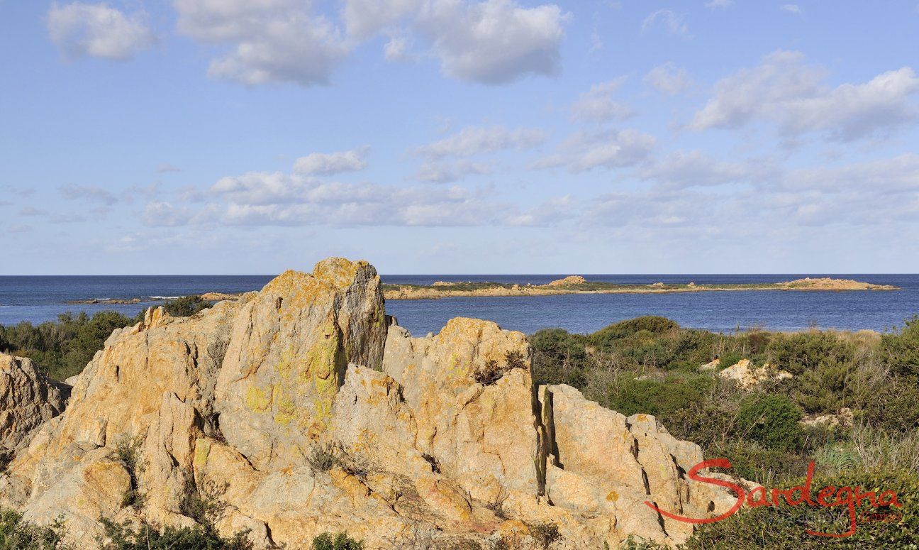 Schroffe Felsküste bei Capo Comino