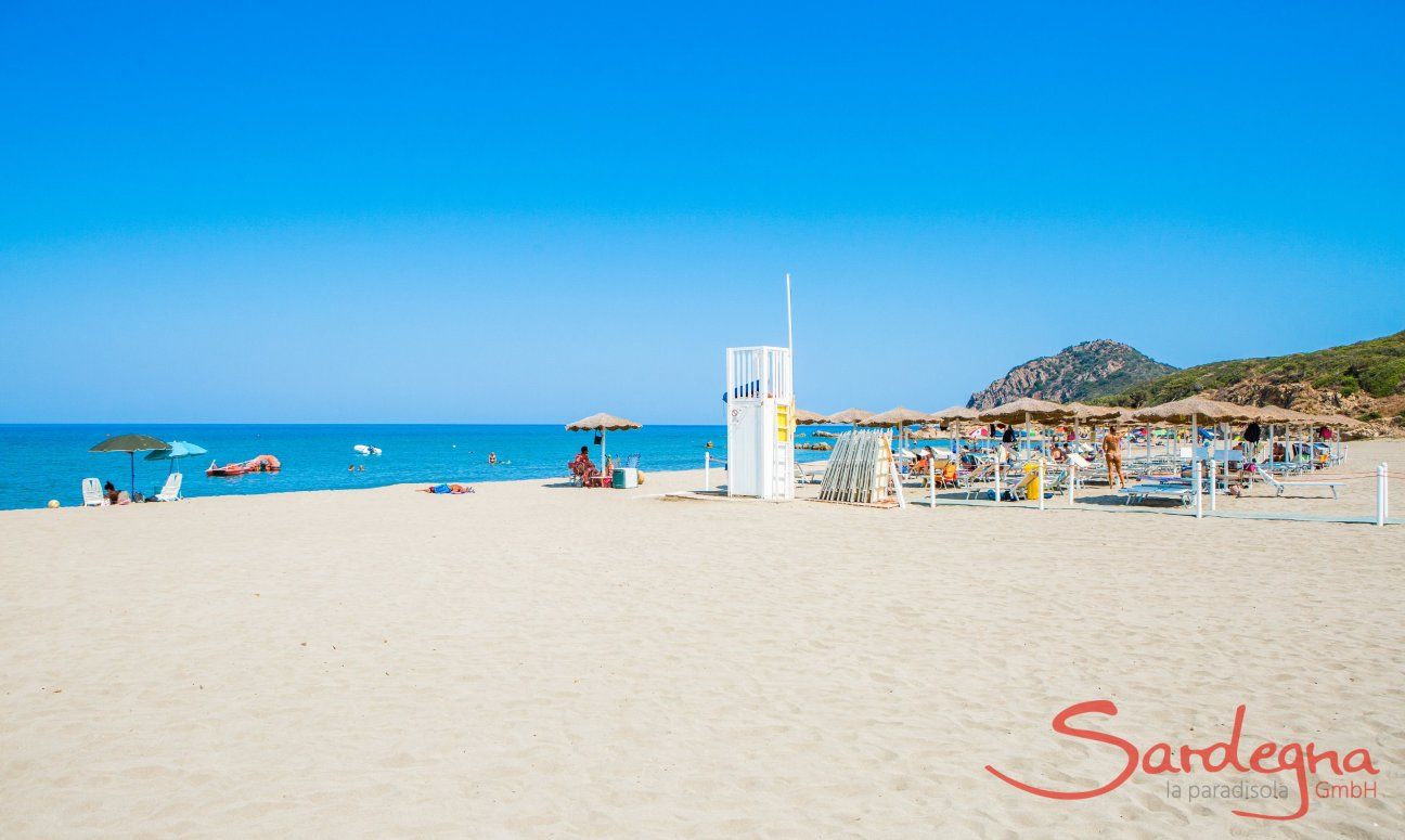 Strandliegenverleih, Lifeguard und Restaurantbar am Strand von Feraxi, Capo Ferrato