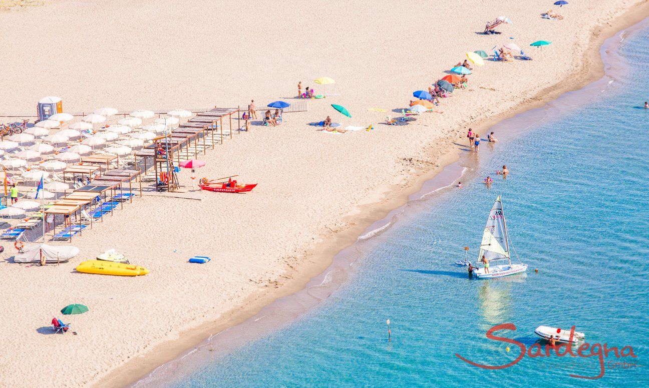 Breiter, weißer Sandstrand mit Sonnenschirmen und -liegen, frei oder zur Miete, Torresalinas