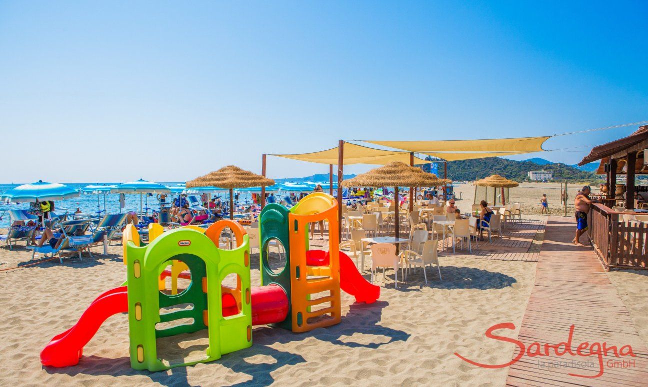 Strandbad und Kinderspielplatz am Strand von Torresalinas