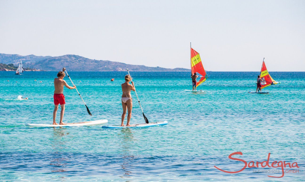 Stand-up paddle und Windsurf am Strand La Cinta, San Teodoro, Olbia